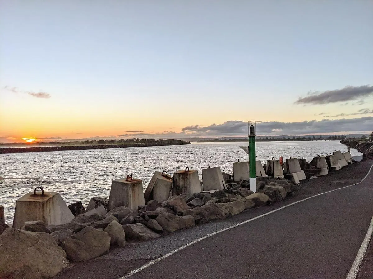 Shaws Bay Getaway- Ocean View Tropical Oasis Apartment East Ballina